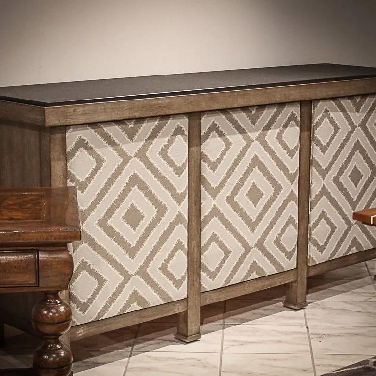 Slate Grey Upholstered Door餐桌