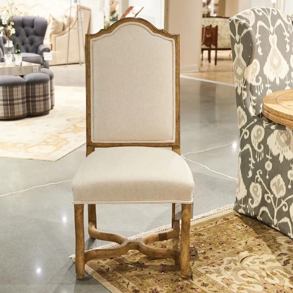 Deer Creek 餐边椅