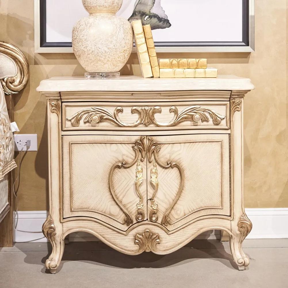 PLATINE DE ROYALE 床头柜