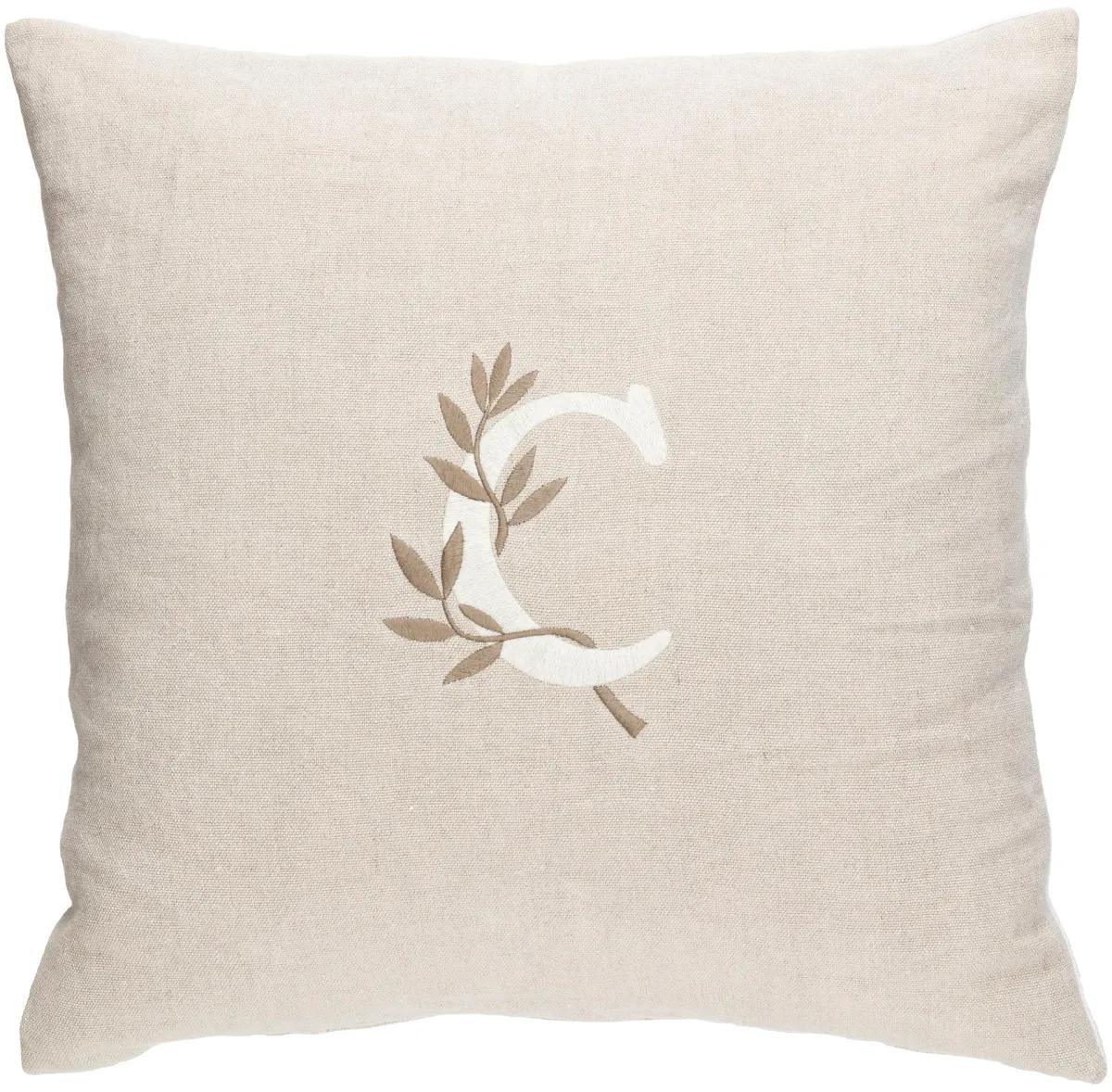 Cuscino decorativo con C ricamata