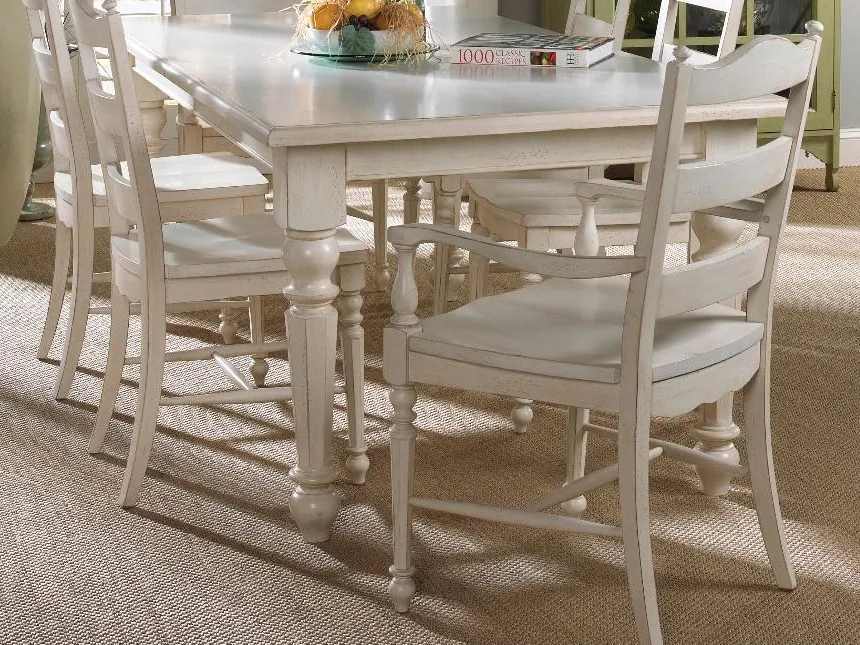 阶梯式靠背扶手椅