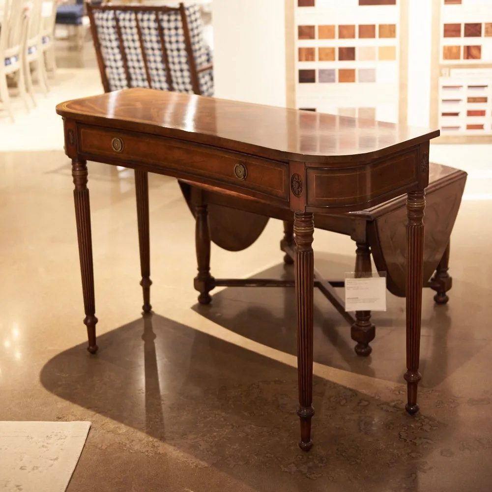 Jonathan Charles 边桌