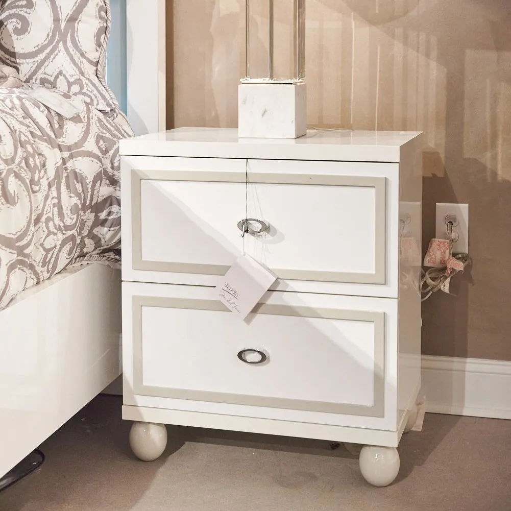 9025640-108  床头柜