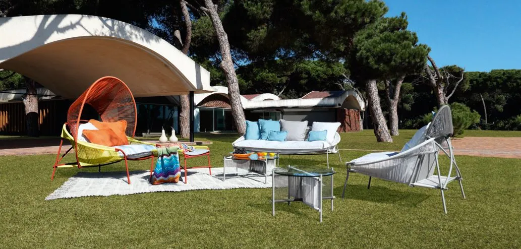 TRAVELER outdoor ARMCHAIR WITH HOOD